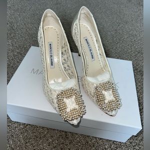 Manolo Blahnik hangisi pearl heels